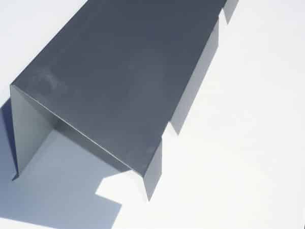 Faitière sur mur crantée gris 7016 – Image 1