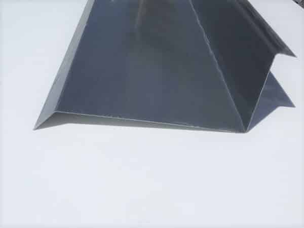 Rive contre mur gris 7016 – Image 1